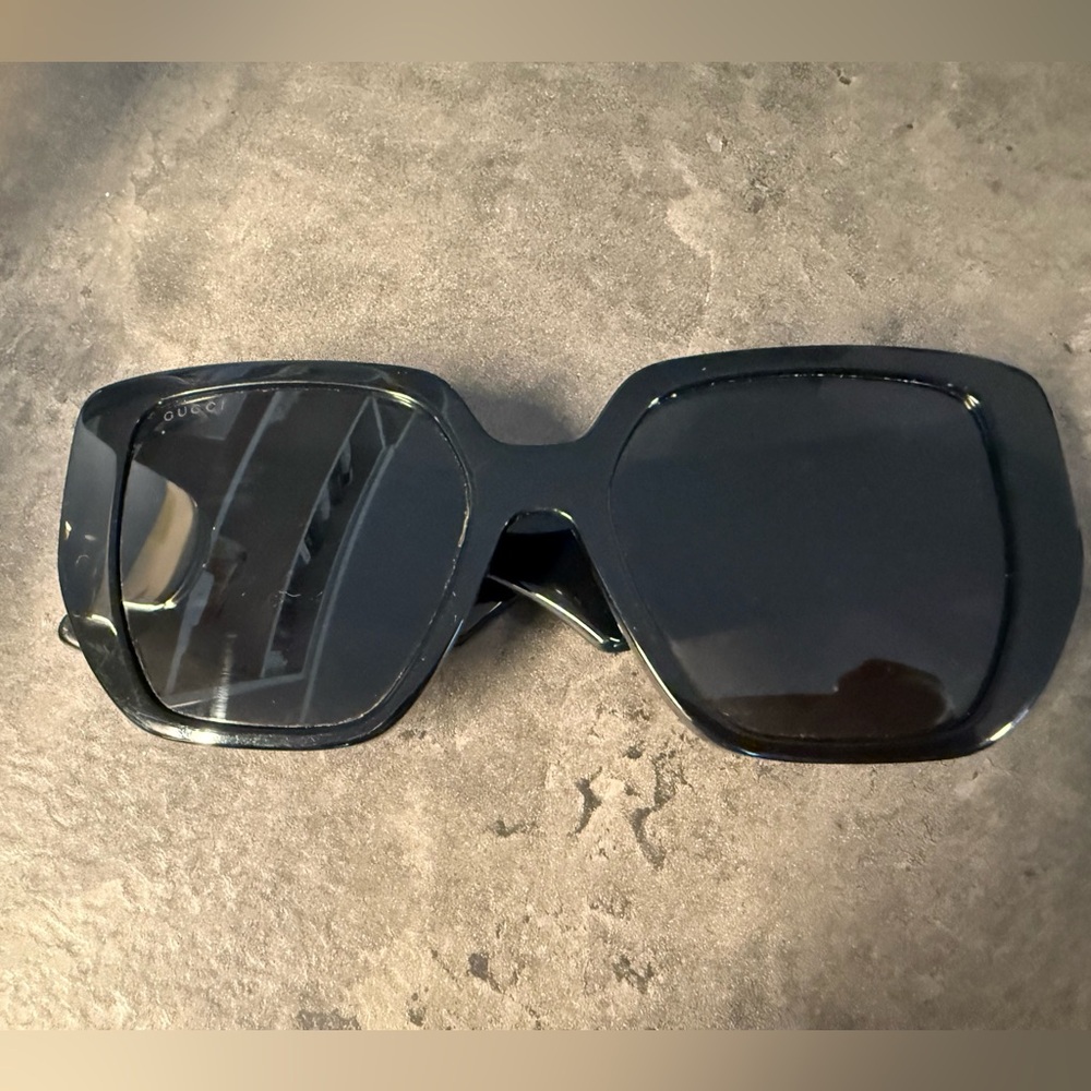 Gucci Black Sunglasses with Gold Logo GG0956S - Picture 2 of 9